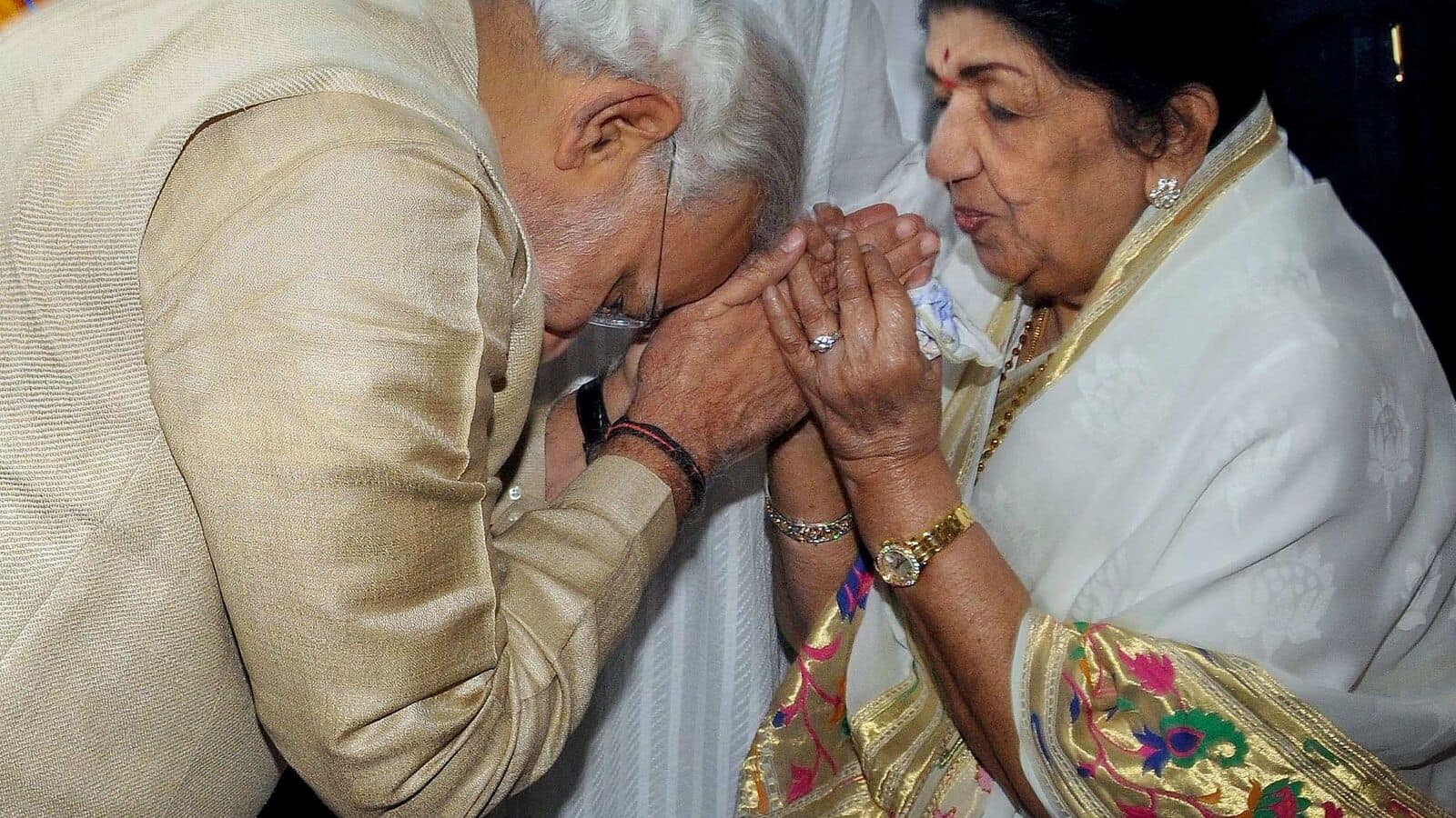 PM Narendra Modi Honors Lata Mangeshkar on The Occasion of Her Birthday!